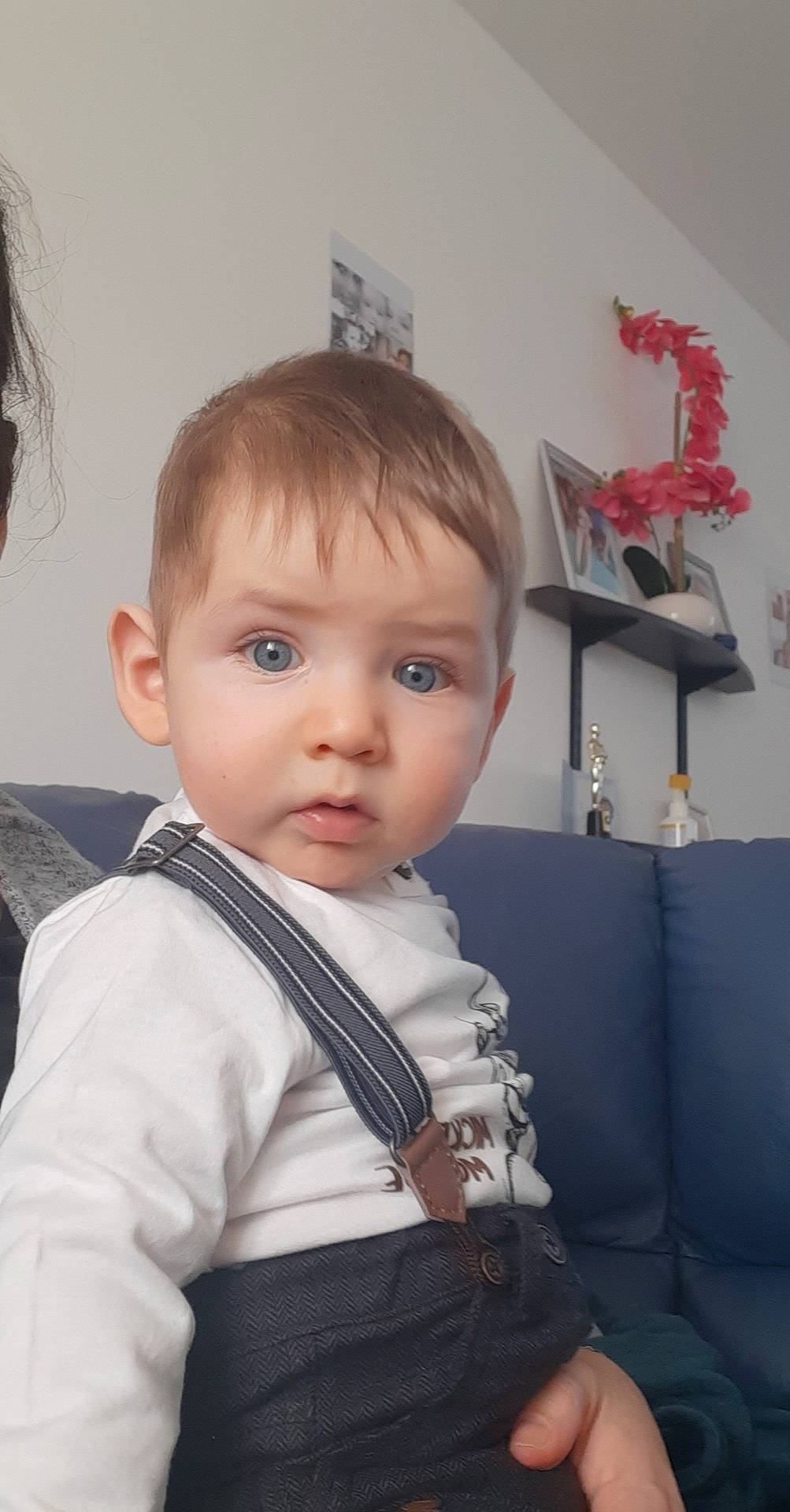 Mathys a rejoint le concours — aidez-le/la à gagner de superbes lots ! baby, cheek, child, ear, eye, face, forehead, hair, hairstyle, head, neck, nose, person, sitting, skin, smile, standing, toddler