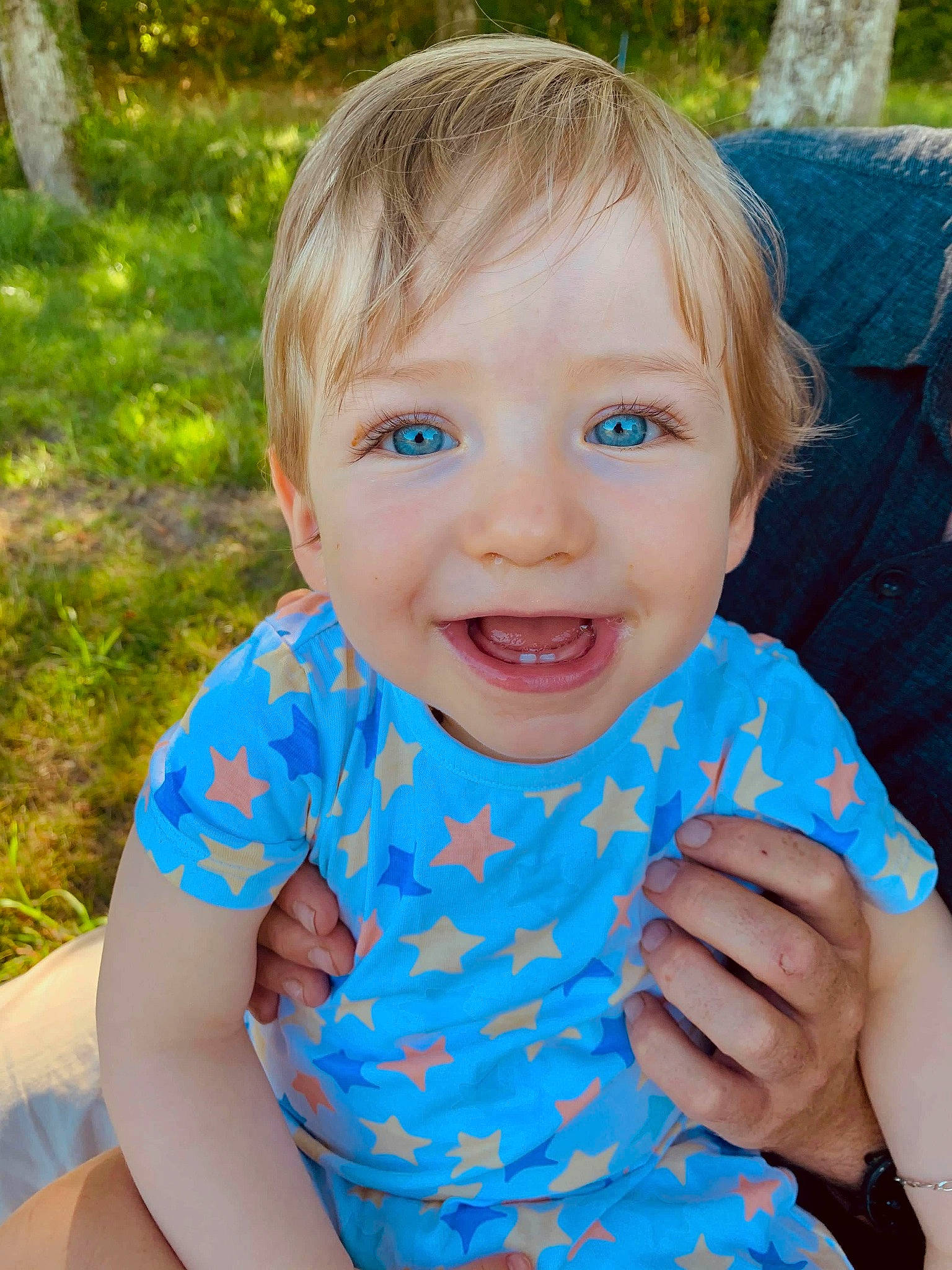 Mathys a rejoint le concours — aidez-le/la à gagner de superbes lots ! baby, blond, blue, cheek, child, close_up, eye, face, facial_expression, fun, grass, head, iris, joy, lip, nose, people, person, skin, smile