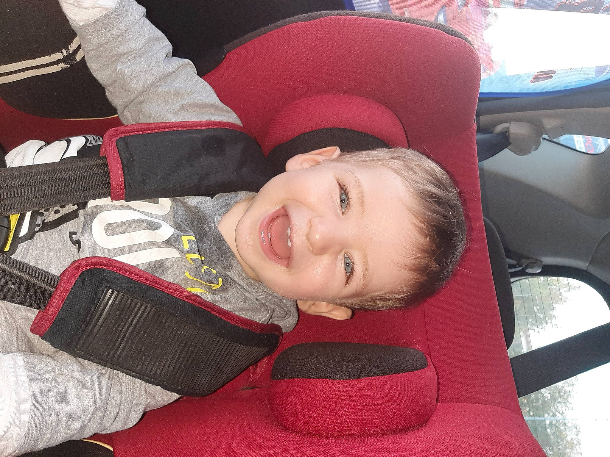 Mathys a rejoint le concours — aidez-le/la à gagner de superbes lots ! baby, baby_carriage, baby_products, car_seat, child, joy, neck, person, product, toddler