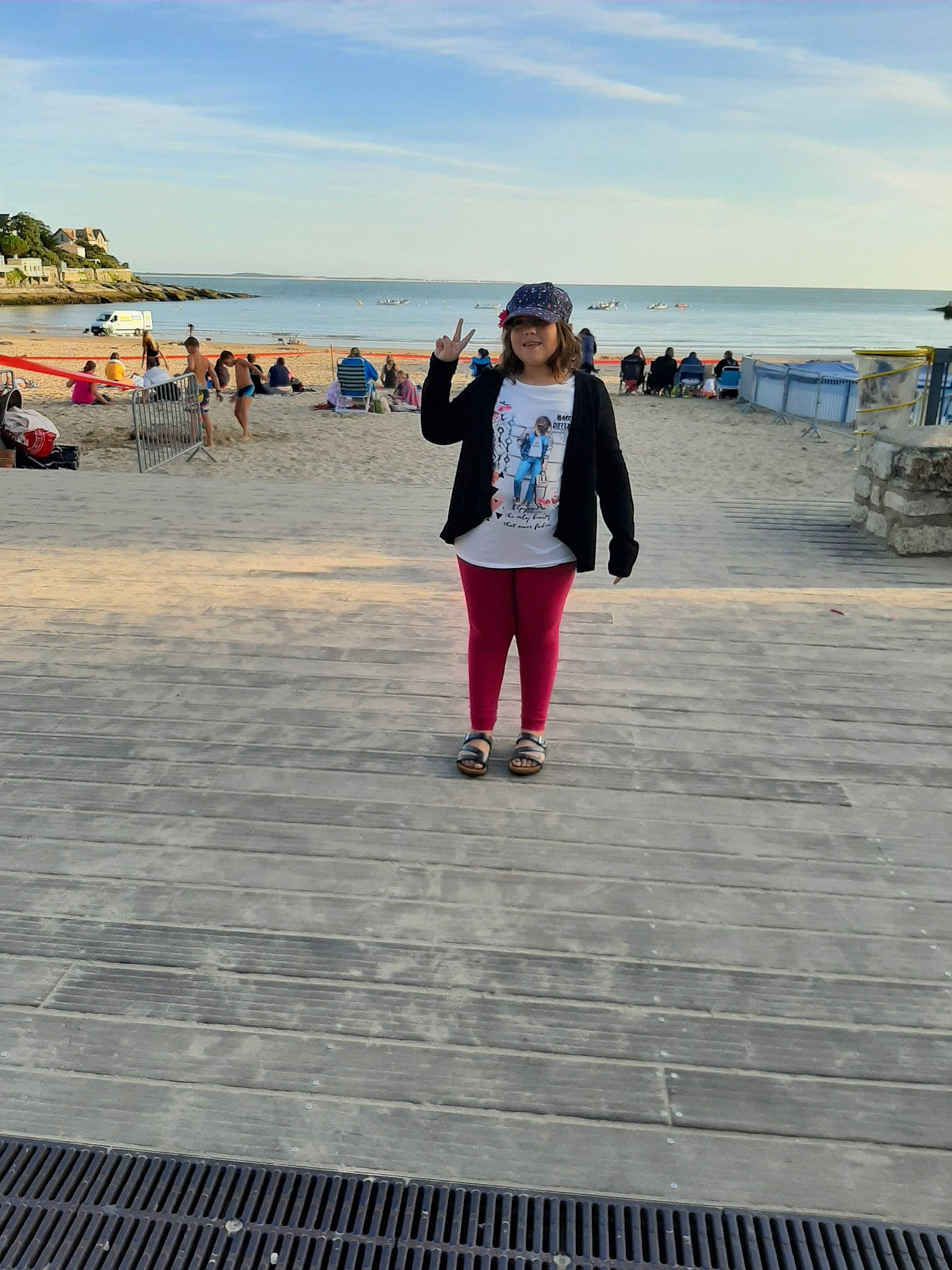 Lea participe au concours pour gagner de l'argent avec cette photo : bay, beach, boardwalk, child, coast, coastal_and_oceanic_landforms, fun, joy, leg, leisure, ocean, person, photography, sand, sea, snapshot, summer, tourism, vacation, walkway