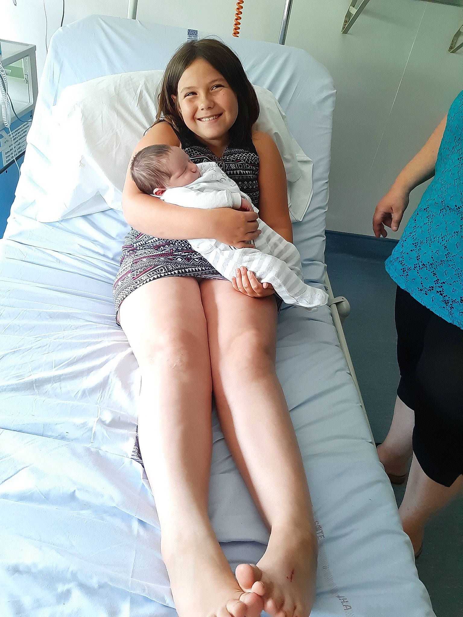 Lea a rejoint le concours — aidez-le/la à gagner de superbes lots ! abdomen, barefoot, black_hair, finger, flesh, foot, human_body, human_leg, joy, knee, leg, long_hair, person, sitting, sole, thigh, toe