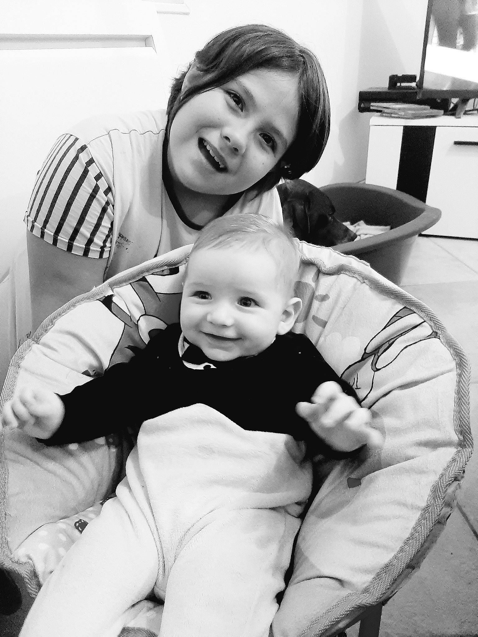 Lea a rejoint le concours — aidez-le/la à gagner de superbes lots ! arm, baby, black, black_and_white, child, family, happy, hug, joy, monochrome, monochrome_photography, mother, people, person, photograph, photography, room, sitting, smile, snapshot