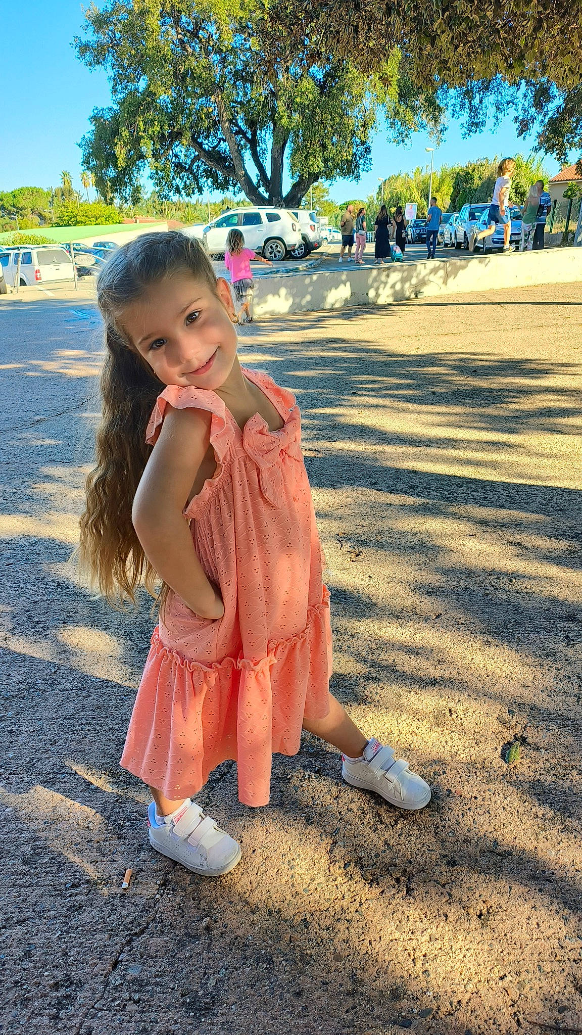 Margot participe au concours pour gagner de l'argent avec cette photo : child, fun, fur, gesture, grass, happy, joy, leisure, people_in_nature, person, recreation, sand, sitting, sky, smile, spring, sunlight, toddler, tourism, travel
