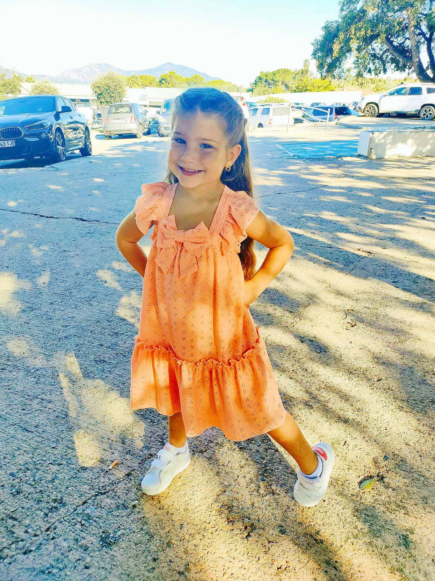 Margot participe au concours pour gagner de l'argent avec cette photo : asphalt, azure, blue, car, dress, electric_blue, fun, gesture, grass, happy, human_leg, joy, landscape, morning, people_in_nature, person, sand, sky, sunlight, toddler