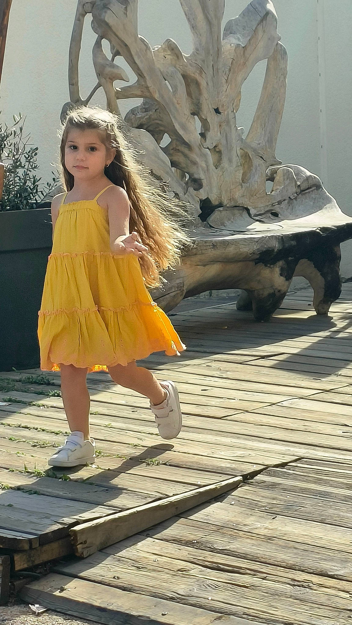 Margot a rejoint le concours — aidez-le/la à gagner de superbes lots ! blond, boot, child, dress, driftwood, eye, fashion_design, fawn, flash_photography, flooring, formal_wear, fun, happy, head, headpiece, human_leg, long_hair, person, sandal, sitting