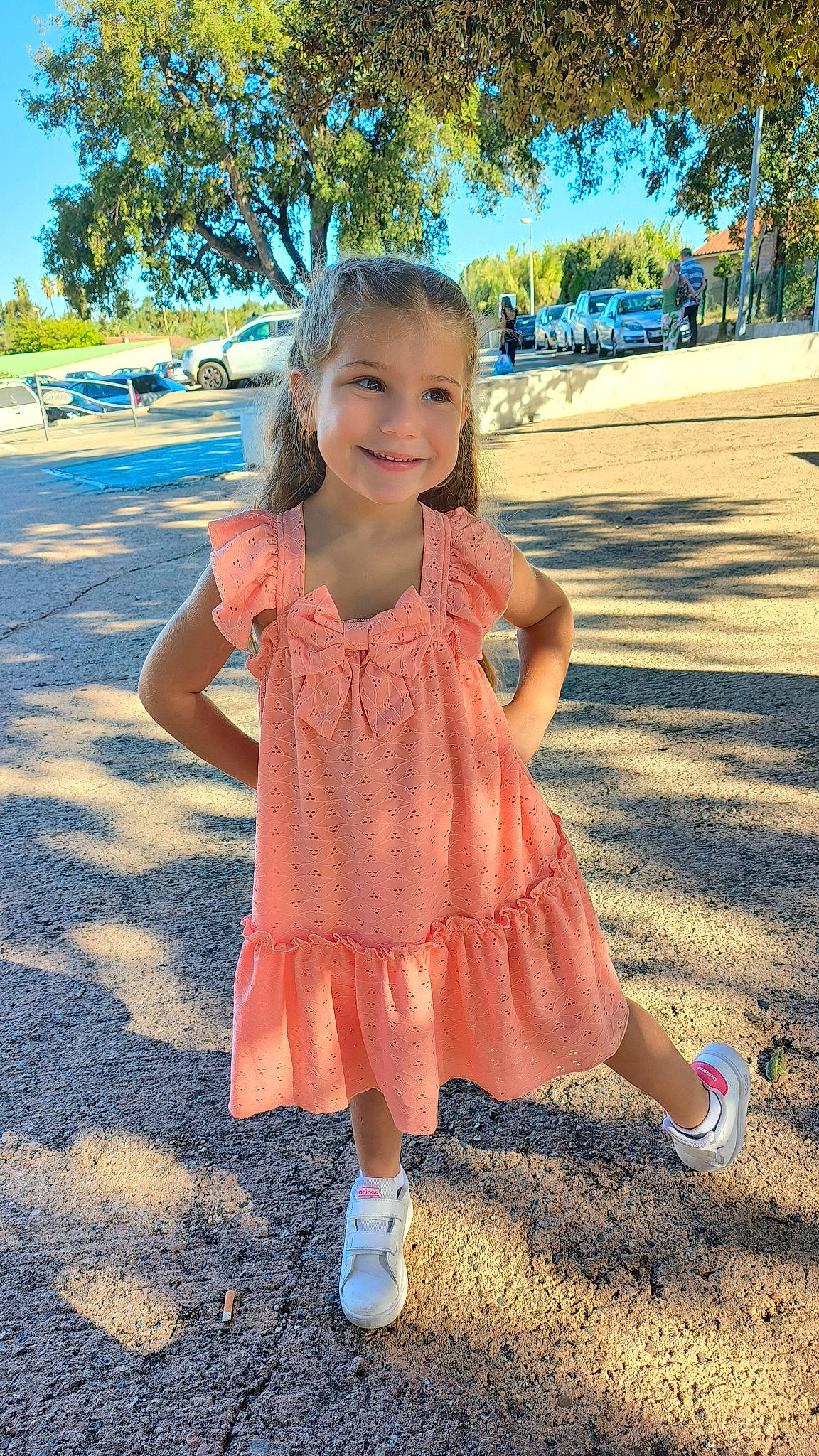 Margot participe au concours pour gagner de l'argent avec cette photo : baby_toddler_clothing, blue, dress, electric_blue, fun, gesture, grass, happy, joy, leisure, people, people_in_nature, person, pink, plant, sky, sleeve, smile, summer, sunlight