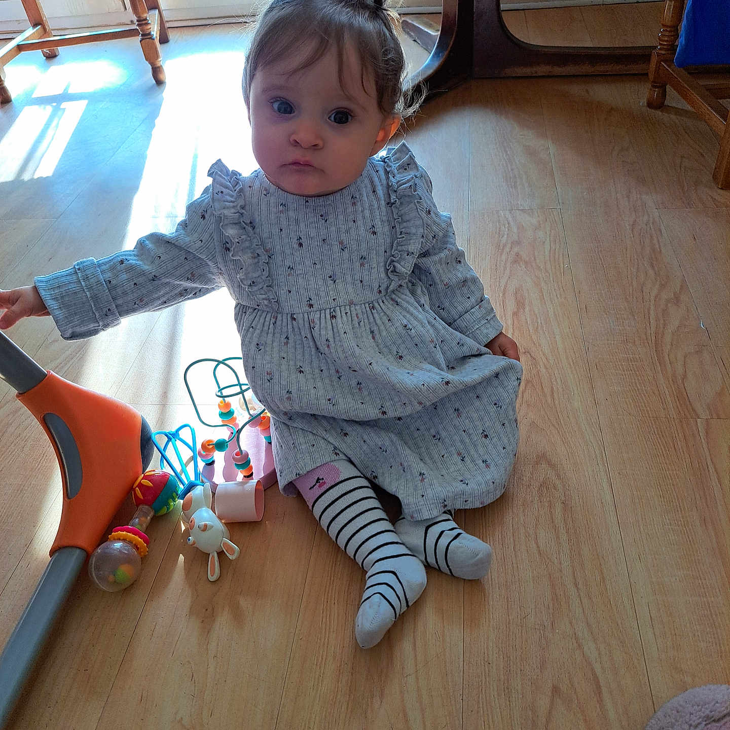 éva participe au concours pour gagner de l'argent avec cette photo : architecture, building, clothing, couch, face, furniture, hardwood, head, hosiery, indoors, interiordesign, knitwear, person, photography, plywood, portrait, sitting, sock, sweater, wood