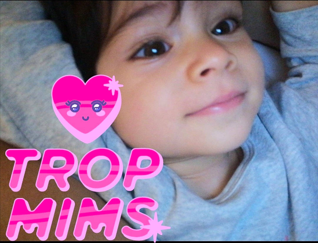 Lila a rejoint le concours — aidez-le/la à gagner de superbes lots ! baby_toddler_clothing, bangs, cheek, child, cool, eyelash, facial_expression, happy, headwear, lip, magenta, mouth, nose, organ, outerwear, person, pink, plant, skin, sleeve