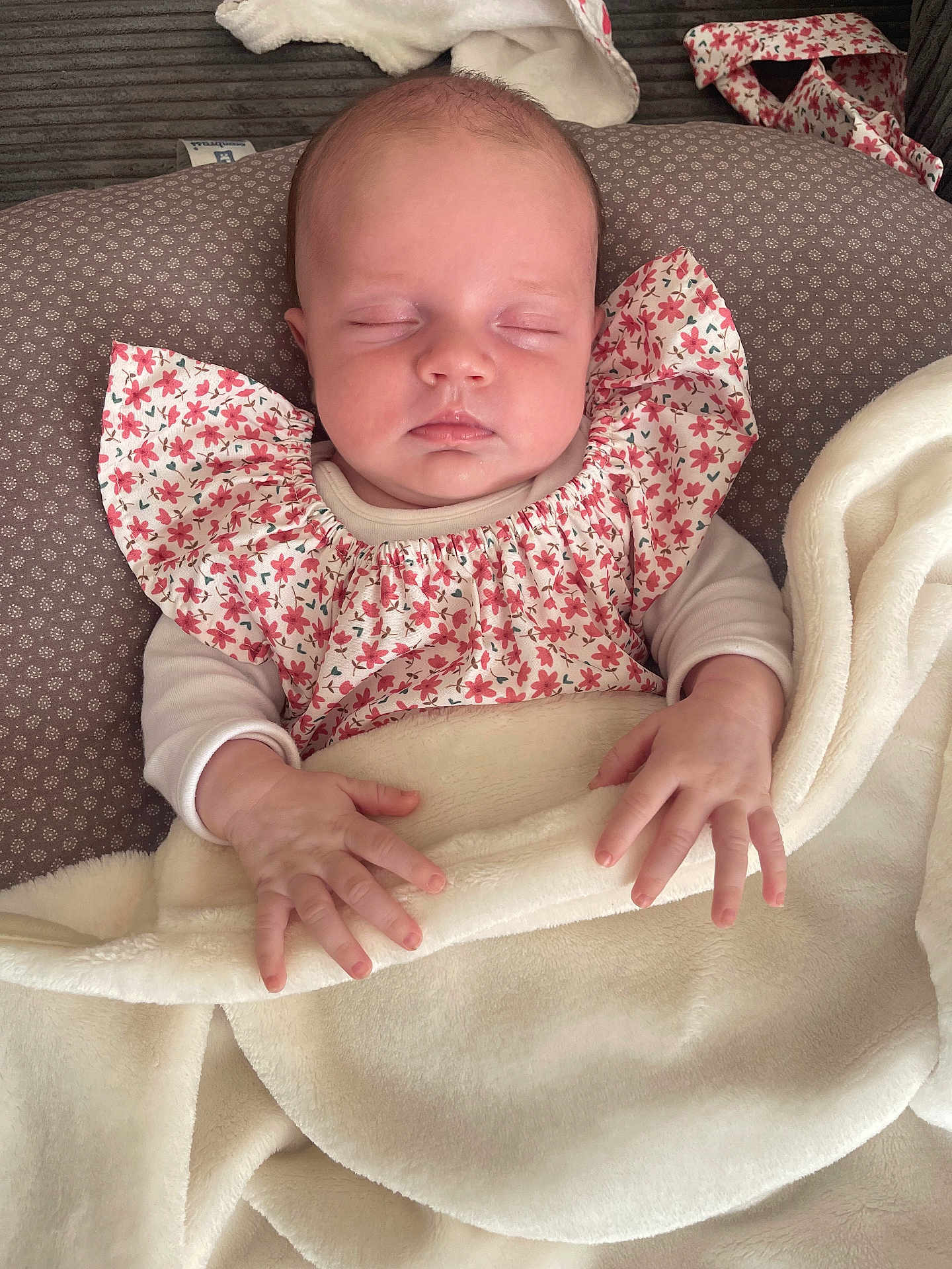 Giulia a rejoint le concours — aidez-le/la à gagner de superbes lots ! baby, sleeping, blanket, floral_clothing, cushion, soft_texture, infant, peaceful, closed_eyes, hand, pale_skin, indoors, portrait, cute, resting, newborn, comfortable, toddler, child, cozy