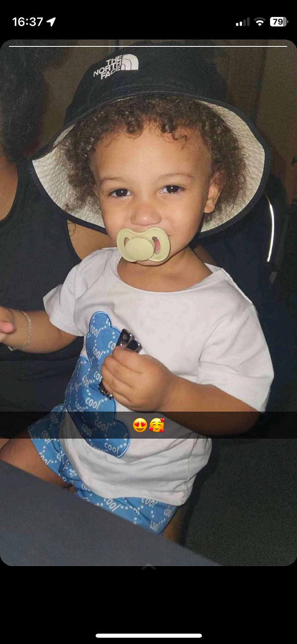 Nassim participe au concours pour gagner de l'argent avec cette photo : arm, baby, baby_toddler_clothing, cheek, chin, drinkware, eye, eyebrow, eyelash, finger, gesture, happy, iris, lip, mouth, neck, nose, person, t_shirt, tableware