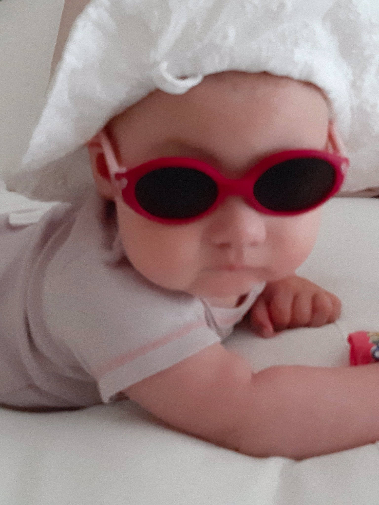 Mayleen a rejoint le concours — aidez-le/la à gagner de superbes lots ! baby, baby_toddler_clothing, cap, cheek, chin, eye, eyebrow, eyelash, eyewear, glasses, goggles, lip, mouth, nose, outerwear, person, pink, skin, sleeve, sunglasses