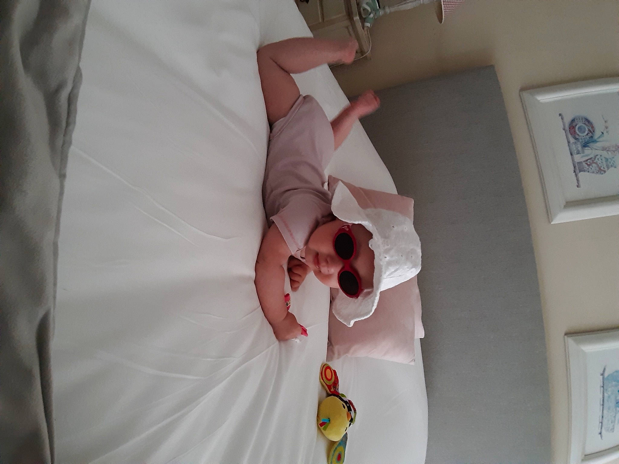 Mayleen a rejoint le concours — aidez-le/la à gagner de superbes lots ! arm, child, comfort, dress, event, finger, formal_wear, gesture, hand, headwear, human_body, human_leg, leg, linens, nail, paper, peach, person, petal, sleeve