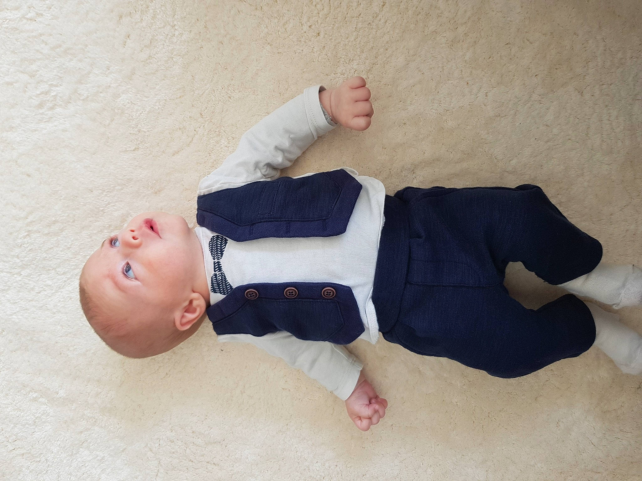 Télio participe au concours pour gagner de l'argent avec cette photo : arm, baby, baby_toddler_clothing, cheek, collar, comfort, elbow, finger, gesture, hand, human_body, joint, knee, leg, person, sleeve, textile, toddler, waist, wood