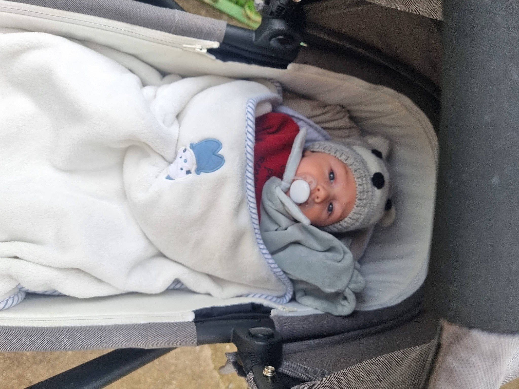 Télio participe au concours pour gagner de l'argent avec cette photo : auto_part, baby, baby_carriage, baby_products, baby_safety, baby_toddler_clothing, car_seat, child, comfort, family_car, headwear, health_care, hospital, infant_bed, linens, medical_equipment, motor_vehicle, nap, person, sleep