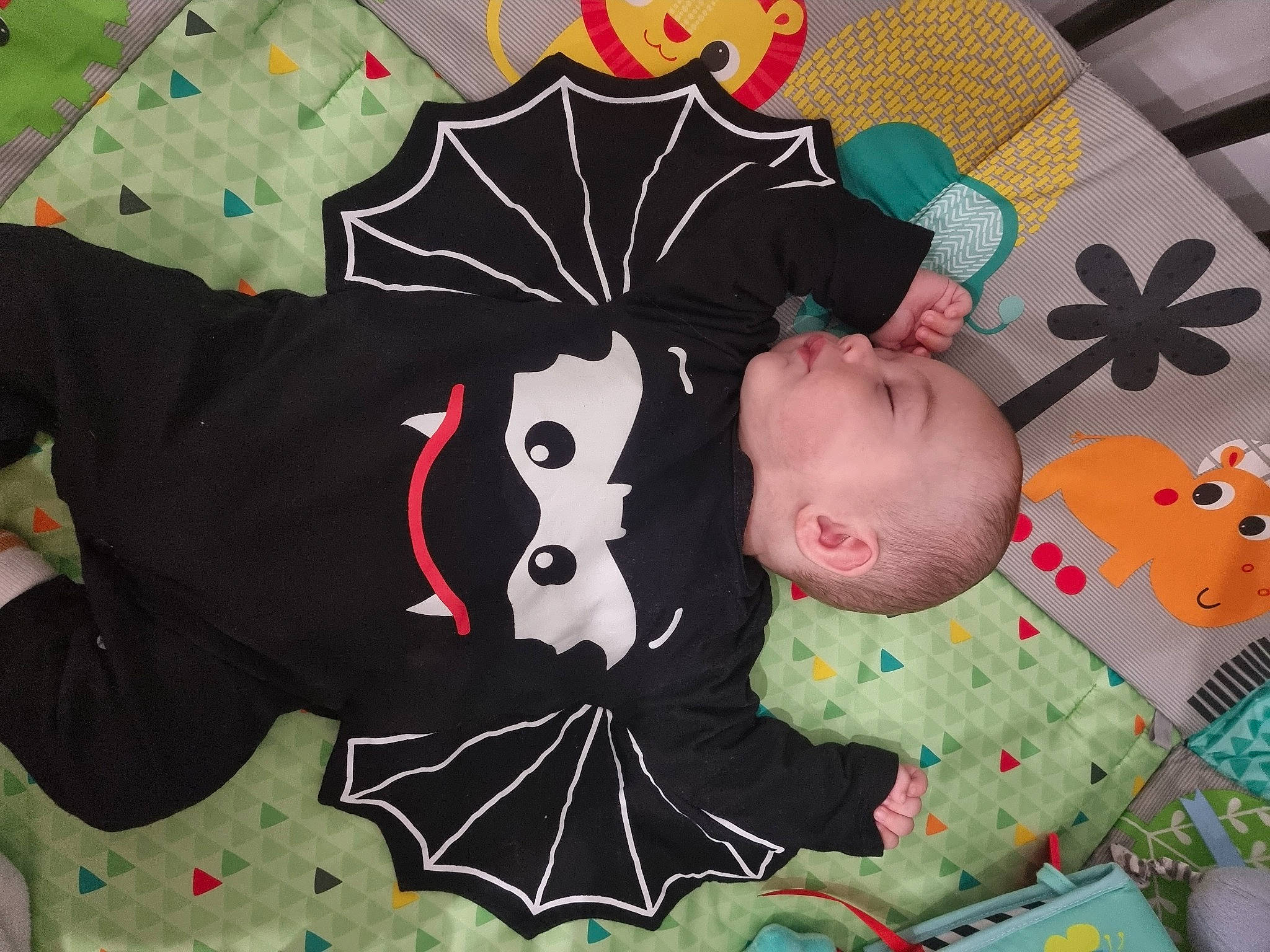 Télio participe au concours pour gagner de l'argent avec cette photo : baby, baby_products, baby_toddler_clothing, carmine, child, circle, comfort, fashion_accessory, happy, head, linens, pattern, person, product, room, sleeve, t_shirt, textile, toddler, umbrella