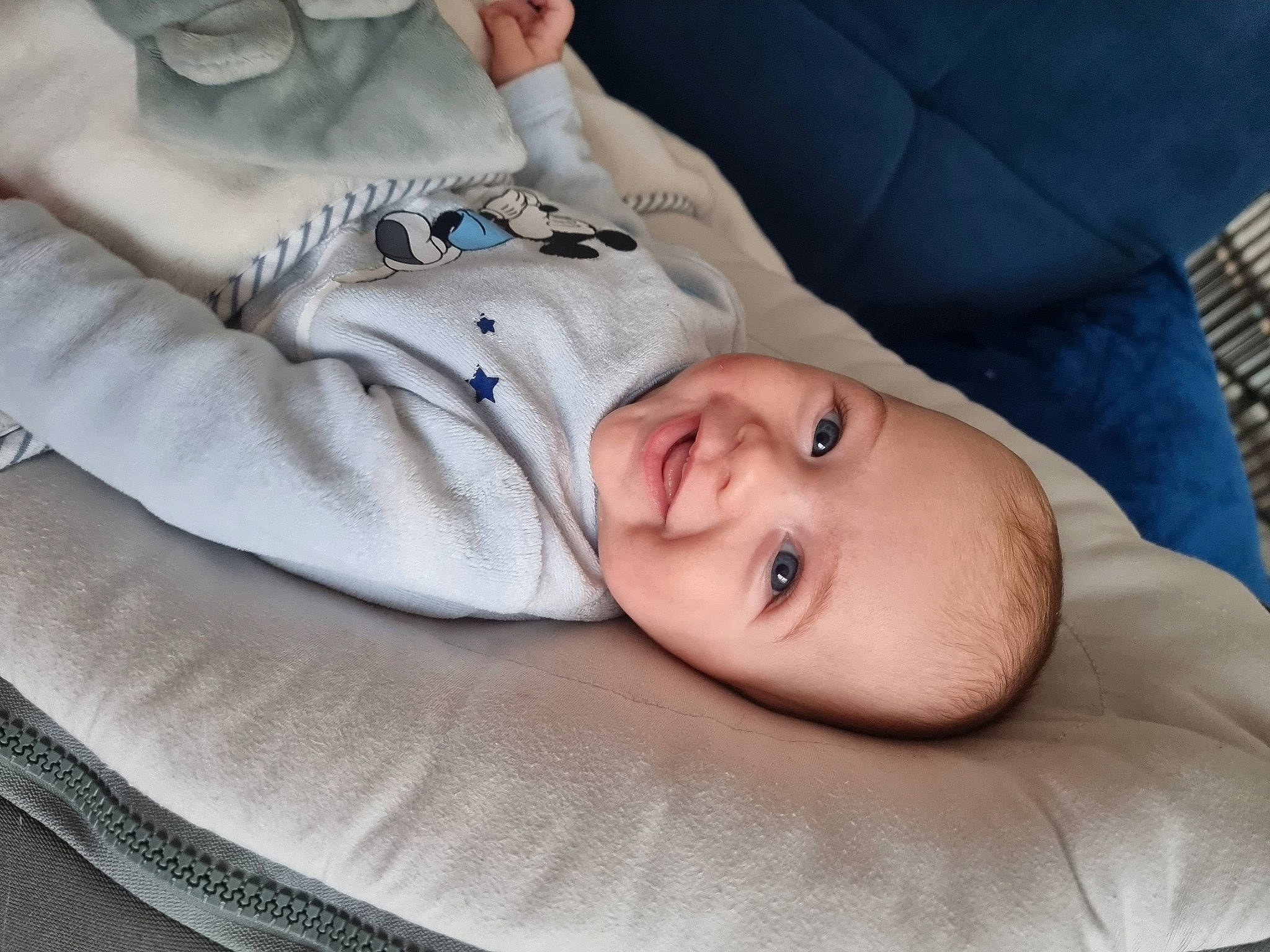 Télio a rejoint le concours — aidez-le/la à gagner de superbes lots ! baby, baby_products, baby_toddler_clothing, cheek, child, comfort, couch, eye, eyebrow, facial_expression, finger, joy, linens, mammal, nose, person, sitting, skin, sleeve, smile