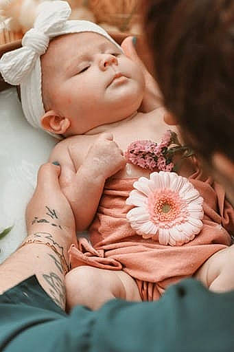 Orlane participe au concours pour gagner de l'argent avec cette photo : baby, baby_sleeping, baby_toddler_clothing, cheek, close_up, comfort, face, finger, flower, gesture, hand, happy, lip, nail, peach, person, petal, pink, rose, skin