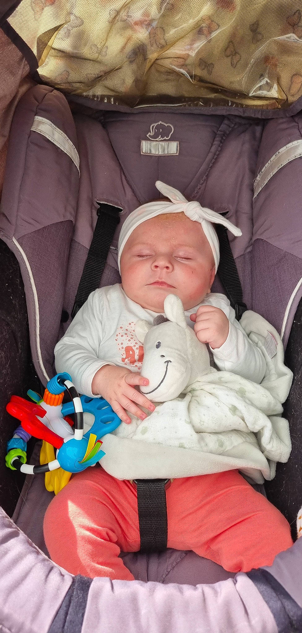 Orlane a rejoint le concours — aidez-le/la à gagner de superbes lots ! baby, baby_products, baby_safety, baby_sleeping, baby_toddler_clothing, car_seat, cheek, child, comfort, finger, lap, mammal, person, product, sitting, skin, thumb, toddler, toy, vertebrate