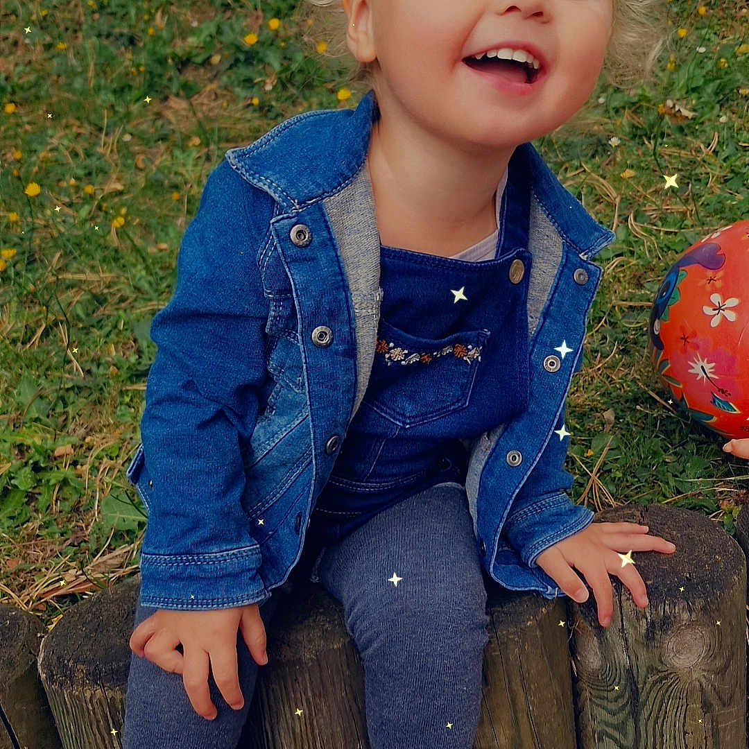 Jade a rejoint le concours — aidez-le/la à gagner de superbes lots ! balloon, child, clothing, coat, face, female, footwear, girl, head, jacket, jeans, pants, person, photography, plant, portrait, shoe, sitting, tree, wood