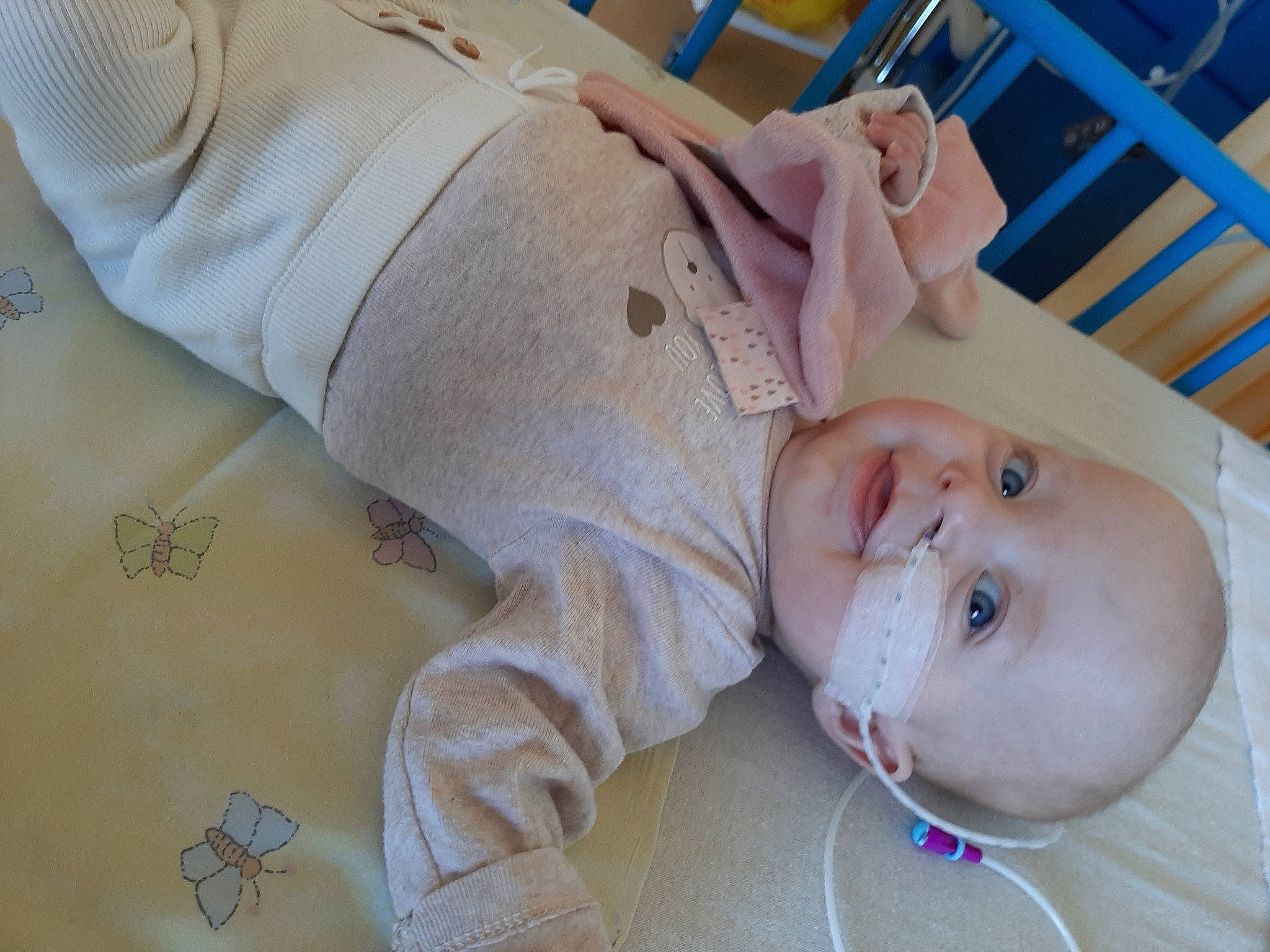 Luna a rejoint le concours — aidez-le/la à gagner de superbes lots ! baby, baby_products, baby_safety, baby_toddler_clothing, chair, cheek, child, childbirth, comfort, flooring, linens, nap, nose, person, room, service, sitting, skin, sleep, textile