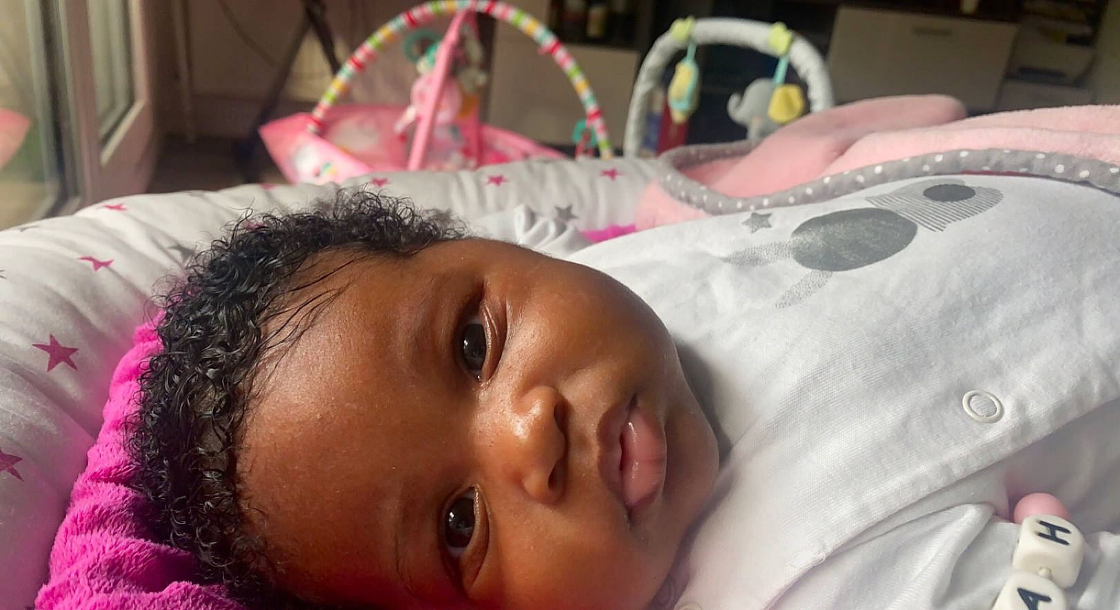 Aaliyah participe au concours pour gagner de l'argent avec cette photo : baby, bathing, cheek, child, chin, eyebrow, eyelash, face, forehead, fun, happy, iris, lip, mouth, nose, person, pink, room, skin, smile