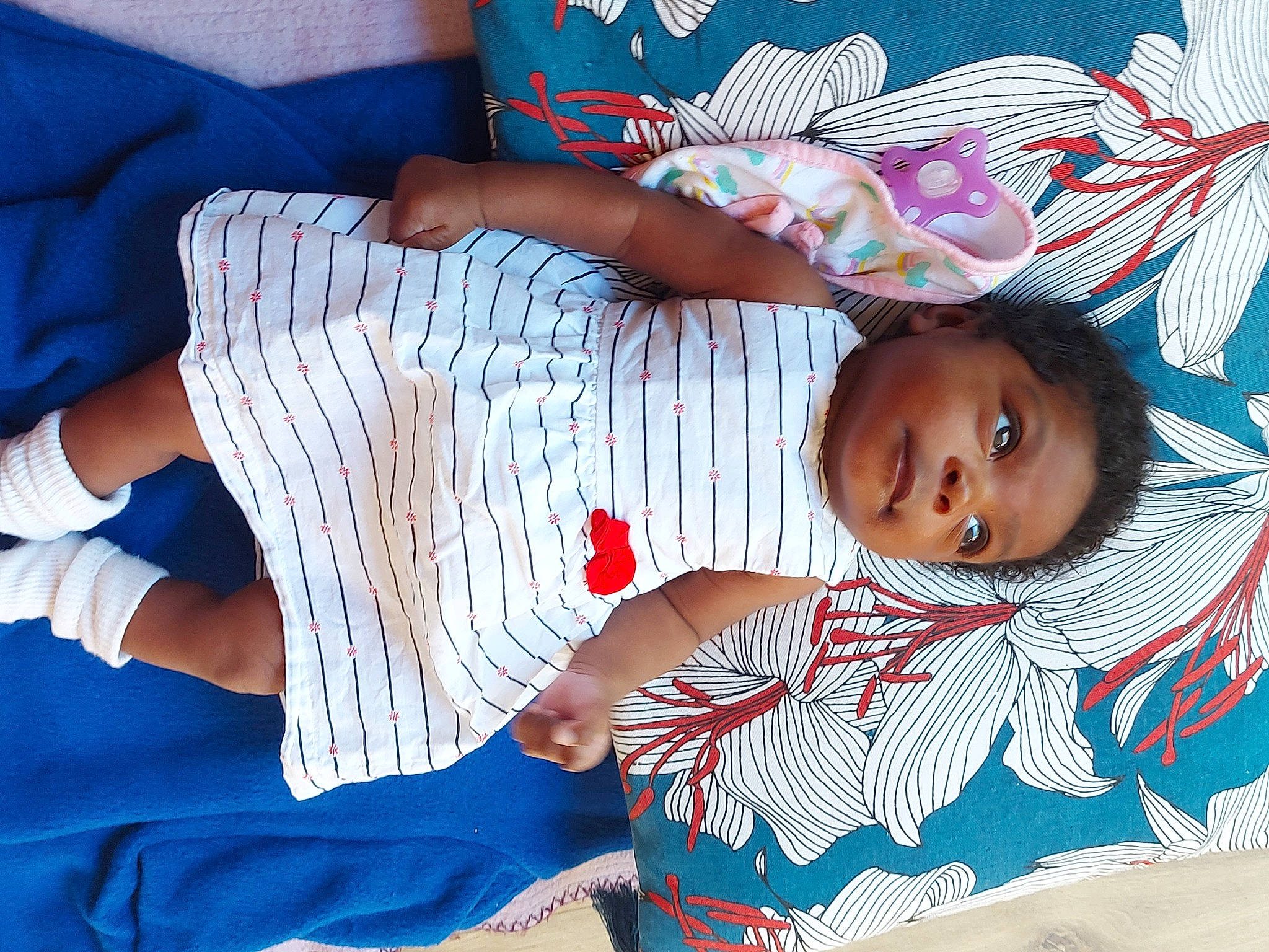 Luna participe au concours pour gagner de l'argent avec cette photo : arm, baby, baby_toddler_clothing, beauty, blue, child, dress, elbow, electric_blue, hand, human_body, human_leg, linens, pattern, person, pink, sleeve, textile, thigh, toddler