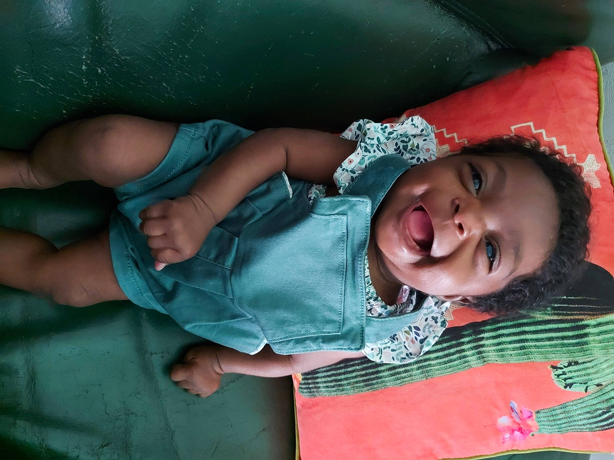 Luna participe au concours pour gagner de l'argent avec cette photo : arm, baby, baby_toddler_clothing, cheek, child, comfort, eye, facial_expression, fun, gesture, hand, happy, human, human_body, mouth, person, pink, skin, smile, toddler