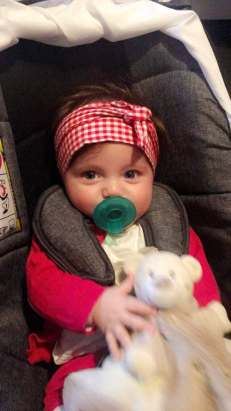 Siham a rejoint le concours — aidez-le/la à gagner de superbes lots ! cheek, child, cool, eye, fun, girl, hair_accessory, headgear, headwear, human, infant, lip, mouth, nose, organ, person, pink, product, red, skin