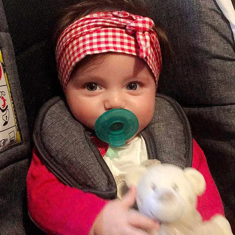 Siham a rejoint le concours — aidez-le/la à gagner de superbes lots ! cheek, child, cool, eye, fun, girl, hair_accessory, headgear, headwear, human, infant, lip, mouth, nose, organ, person, pink, product, red, skin