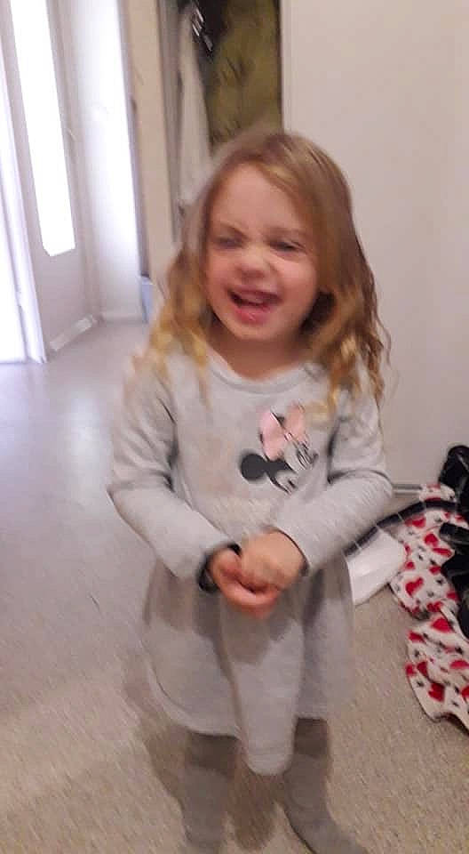 Amelia a rejoint le concours — aidez-le/la à gagner de superbes lots ! cheek, child, finger, joy, outerwear, person, play, shoe, sitting, skin, sleeve, smile, toddler