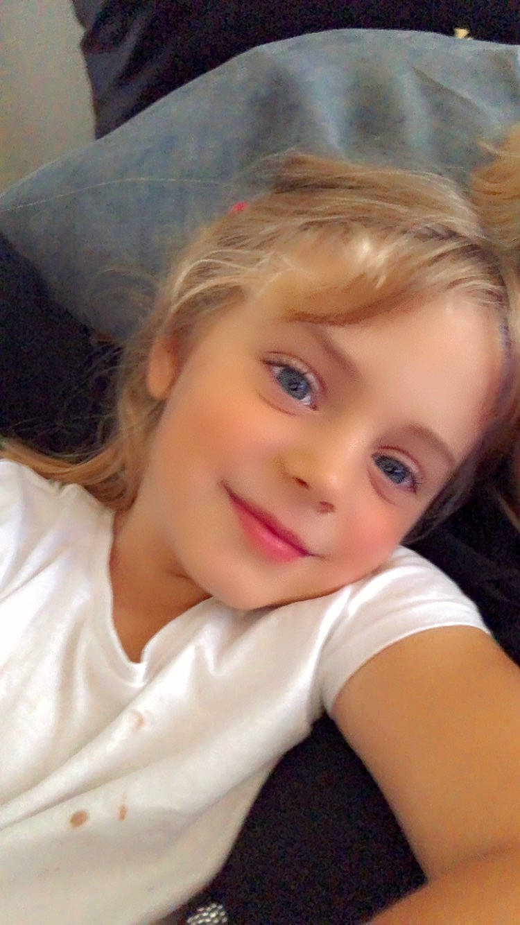 Amélia a rejoint le concours — aidez-le/la à gagner de superbes lots ! blond, brown_hair, cheek, child, eye, eyebrow, eyelash, flash_photography, forehead, fun, happy, iris, joy, lip, long_hair, nose, person, sitting, skin, sleeve