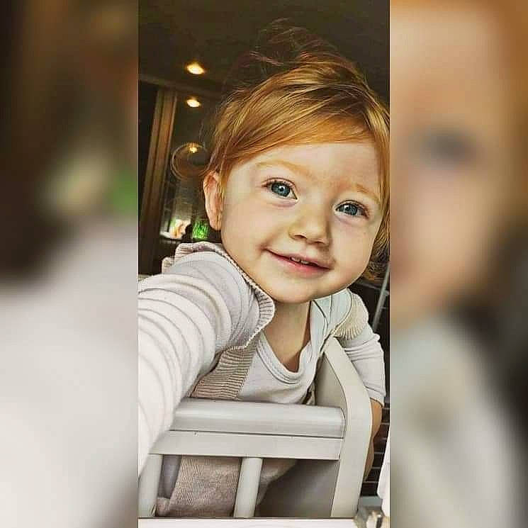 Louna a rejoint le concours — aidez-le/la à gagner de superbes lots ! baby, blond, brown_hair, cheek, child, comfort, eyebrow, eyelash, flash_photography, fun, gadget, happy, iris, joy, laugh, person, portrait, portrait_photography, sitting, smile