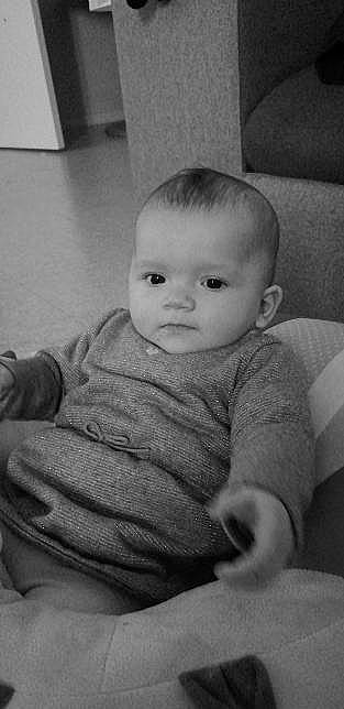 Inaya a rejoint le concours — aidez-le/la à gagner de superbes lots ! baby, baby_toddler_clothing, black_and_white, cheek, child, chin, comfort, eye, eyebrow, face, head, iris, mammal, monochrome, monochrome_photography, person, skin, sleeve, standing, toddler