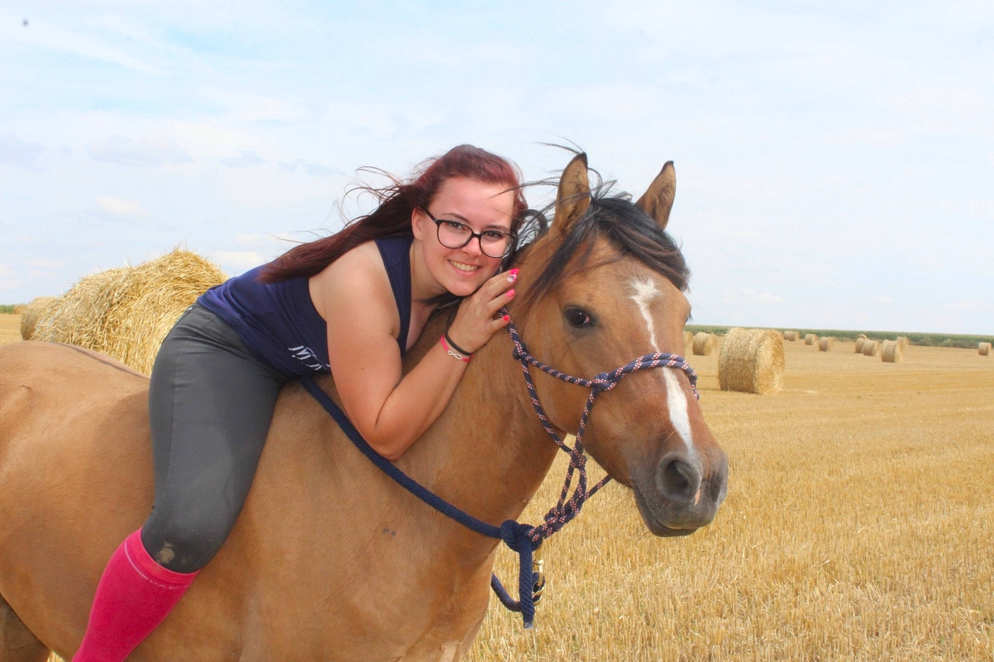 Galia a rejoint le concours — aidez-le/la à gagner de superbes lots ! bridle, ecoregion, equestrianism, fun, halter, horse, horse_supplies, horse_tack, mammal, mane, mare, mustang_horse, pack_animal, recreation, rein, riding_instructor, snout, sorrel, stallion, vertebrate