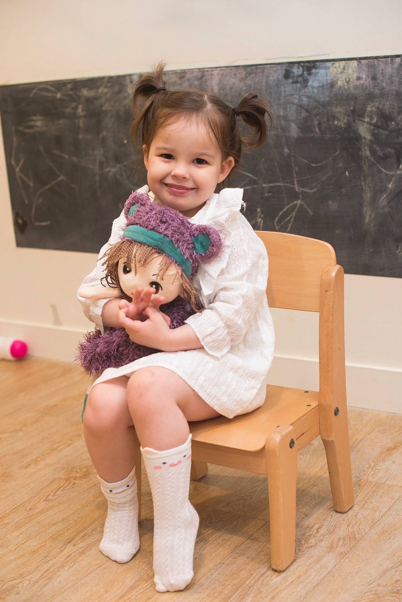 Ayline participe au concours pour gagner de l'argent avec cette photo : dress, fawn, flash_photography, flooring, hair, hairstyle, happy, human_body, iris, joint, joy, knee, leg, leisure, person, pink, shoe, shoulder, skin, smile