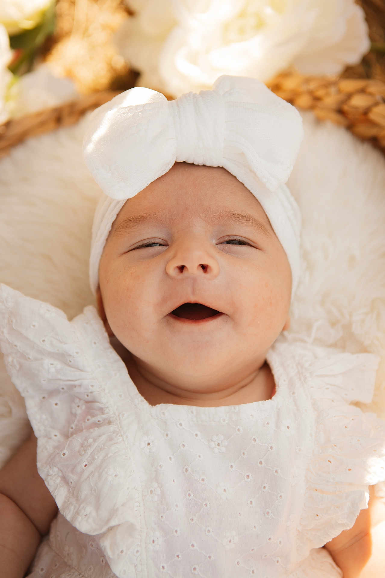 Léna participe au concours pour gagner de l'argent avec cette photo : baby, infant, white_clothing, headband, bow, close_up, smiling, happy, soft_light, portrait, cute, child, newborn, skin, face, expression, fabric, texture, warm, cozy