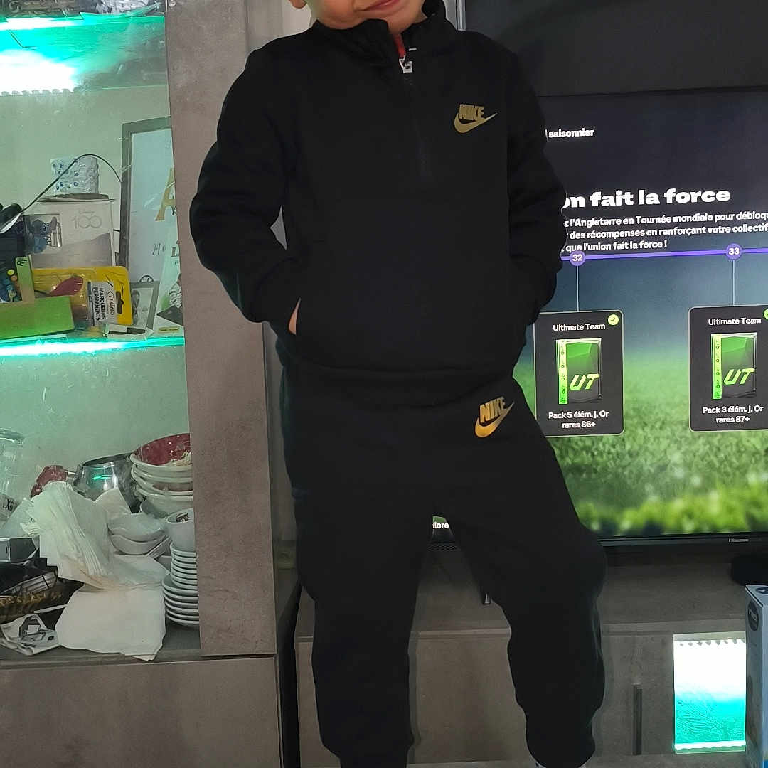 Aylan a rejoint le concours — aidez-le/la à gagner de superbes lots ! boy, child, clothing, coat, face, footwear, formalwear, head, hosiery, jacket, longsleeve, male, pants, person, photography, portrait, shoe, sleeve, sock, suit