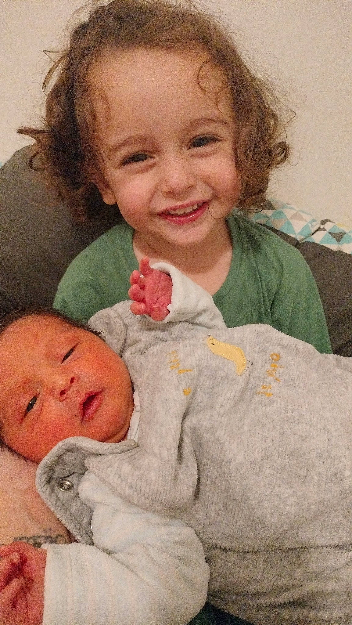 Aylan participe au concours pour gagner de l'argent avec cette photo : baby_toddler_clothing, cheek, chin, comfort, eye, face, facial_expression, finger, gesture, happy, head, iris, joy, lip, mouth, nose, organ, person, pink, skin