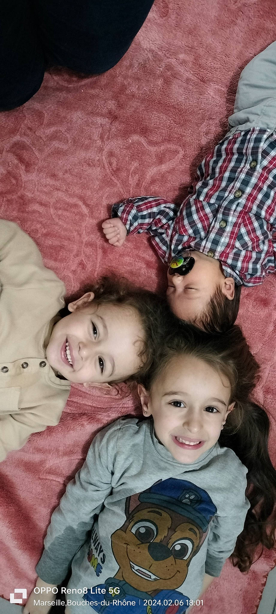 Aylan participe au concours pour gagner de l'argent avec cette photo : cheek, child, comfort, eye, face, facial_expression, fun, happy, head, interaction, joy, mouth, nose, people, person, pink, skin, smile, tartan, textile