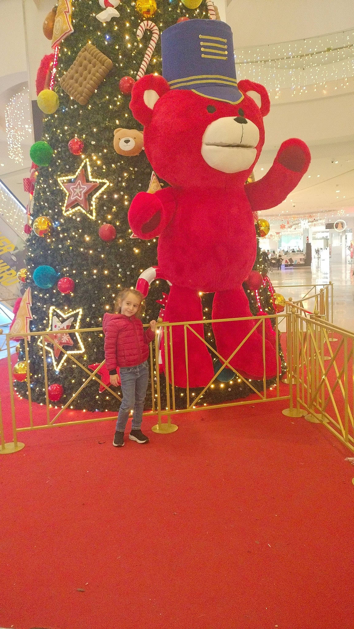 Eloane a rejoint le concours — aidez-le/la à gagner de superbes lots ! carmine, carpet, christmas, christmas_decoration, christmas_eve, christmas_ornament, christmas_tree, event, fictional_character, flooring, fun, hat, holiday, interior_design, joy, ornament, person, recreation, red, room