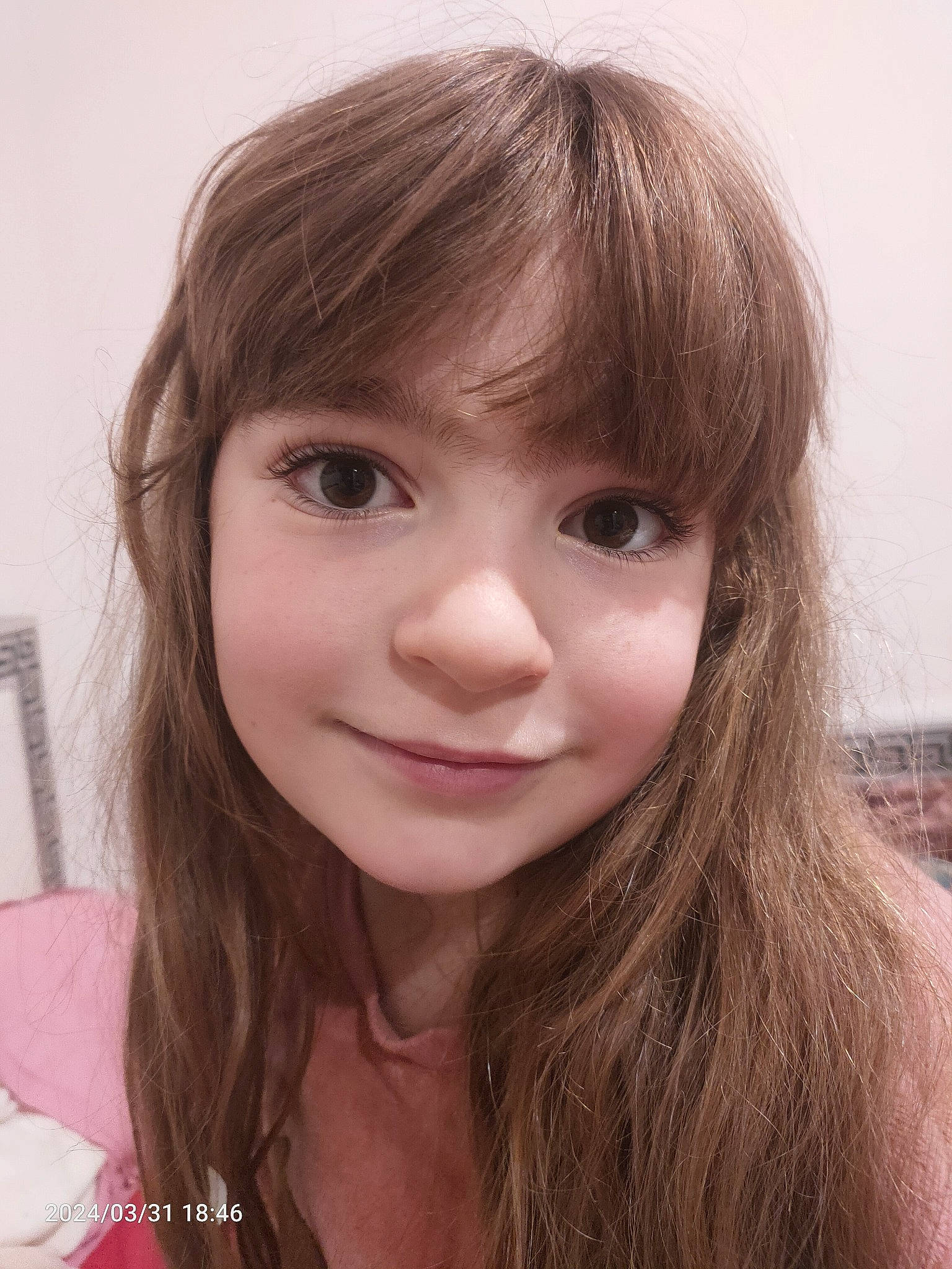 Esma participe au concours pour gagner de l'argent avec cette photo : bangs, brown_hair, cheek, close_up, eyebrow, eyelash, forehead, happy, iris, jaw, joy, lace_wig, layered_hair, lip, liver, long_hair, nose, person, skin, smile