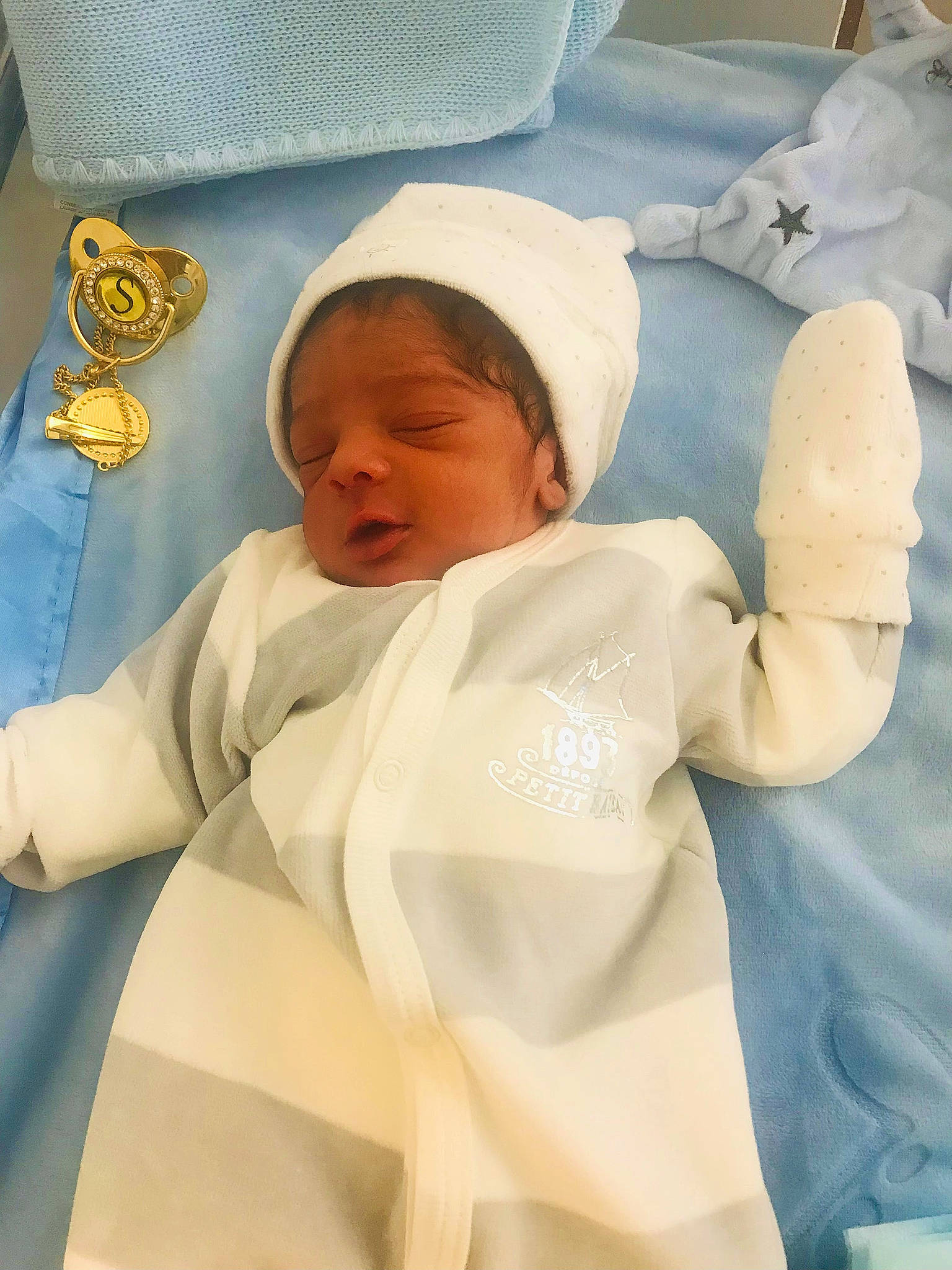 Saïf a rejoint le concours — aidez-le/la à gagner de superbes lots ! baby, baby_products, baby_safety, baby_sleeping, baby_toddler_clothing, bedding, bedtime, child, comfort, event, hat, hospital, linens, medical, nap, person, room, skin, sleeve, textile