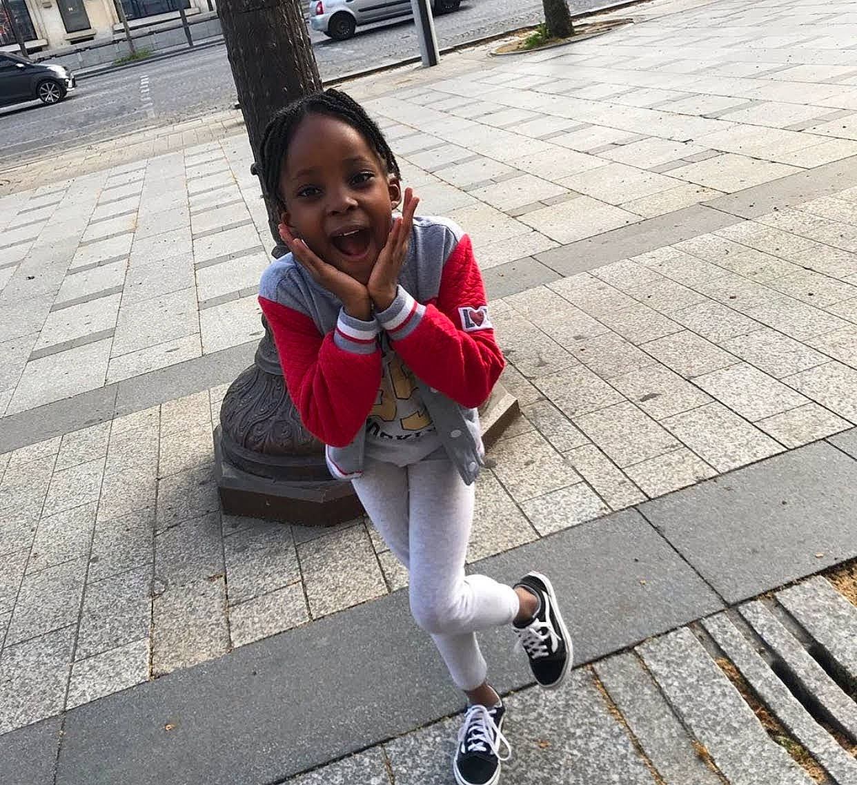 Safiyya participe au concours pour gagner de l'argent avec cette photo : asphalt, child, city, cool, flooring, fun, happy, human_leg, jacket, leisure, pedestrian, person, plant, recreation, road, road_surface, sidewalk, smile, street_fashion, toddler