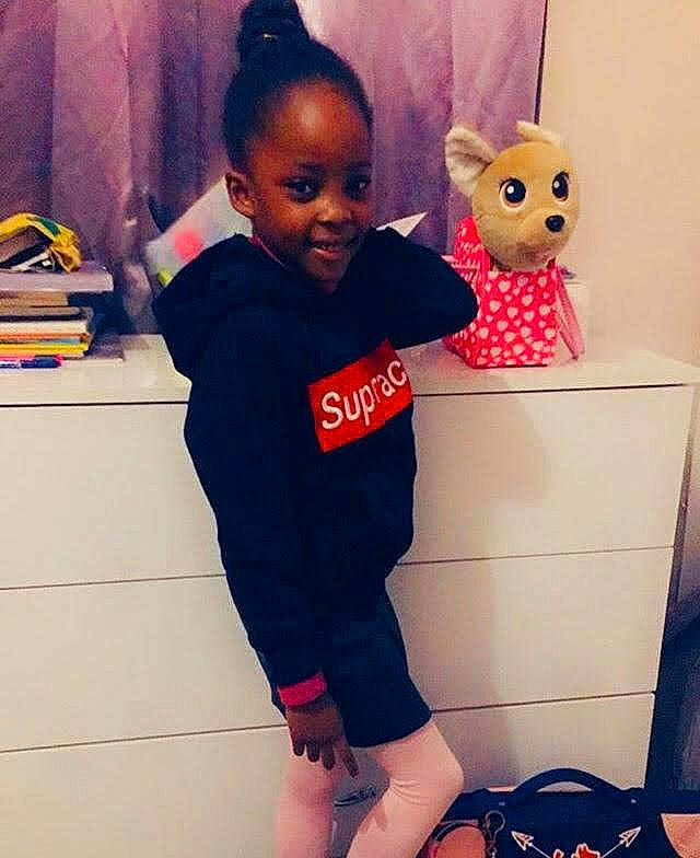 Safiyya participe au concours pour gagner de l'argent avec cette photo : baby, baby_toddler_clothing, carton, child, fun, happy, human_leg, joy, knee, pattern, person, pink, play, shoe, sleeve, smile, sportswear, t_shirt, thigh, toddler