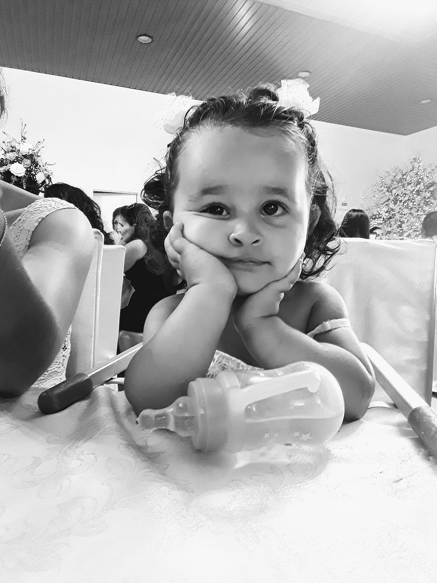 Carolina participe au concours pour gagner de l'argent avec cette photo : beauty, black, black_and_white, child, eye, fun, girl, happiness, headwear, infant, joy, monochrome, monochrome_photography, person, photograph, photography, skin, smile, toddler, white