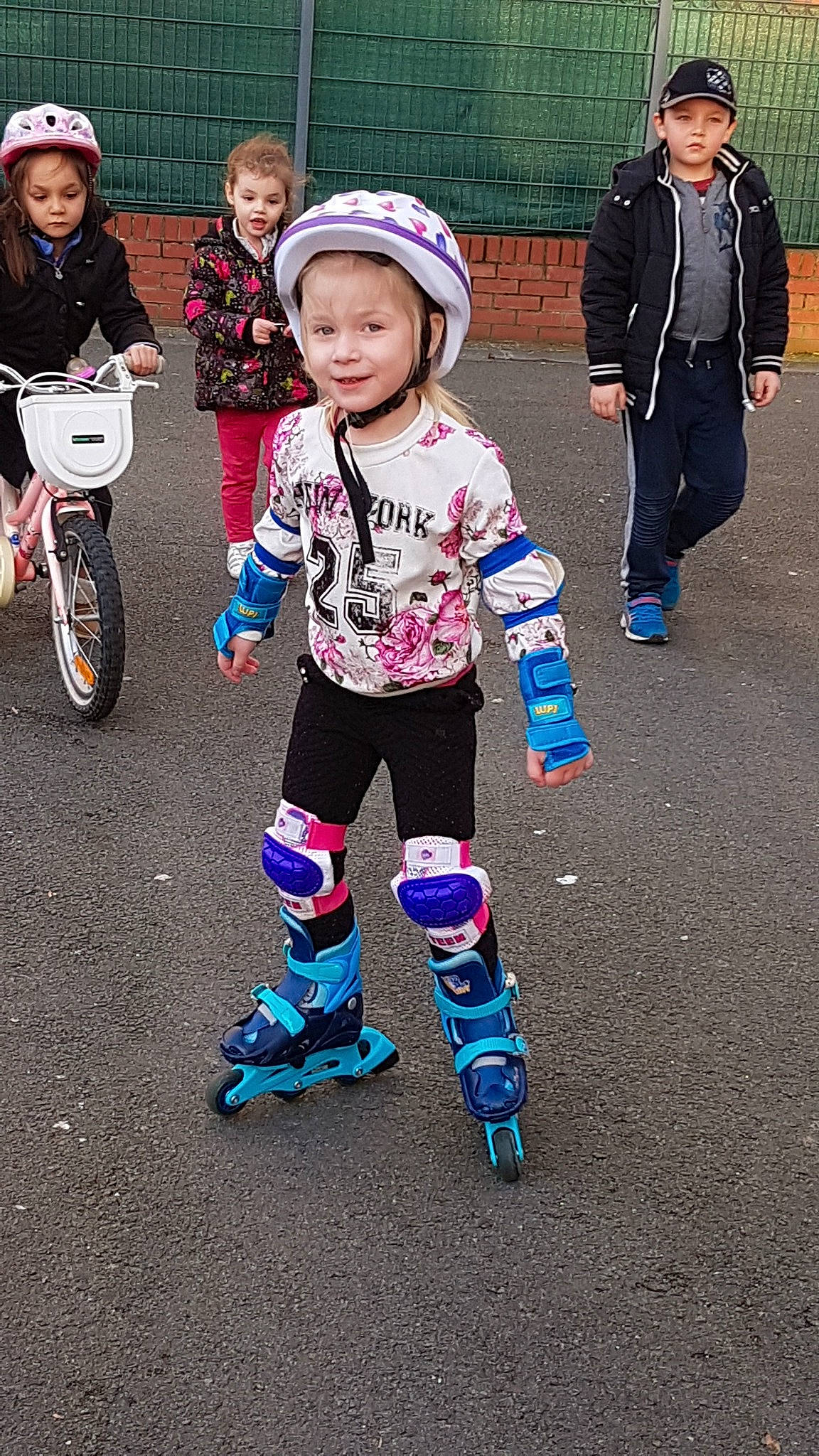 Illiana participe au concours pour gagner de l'argent avec cette photo : child, footwear, fun, headwear, joy, person, recreation, roller_skates, roller_skating, roller_sport, smile, sports_equipment, toddler, vehicle