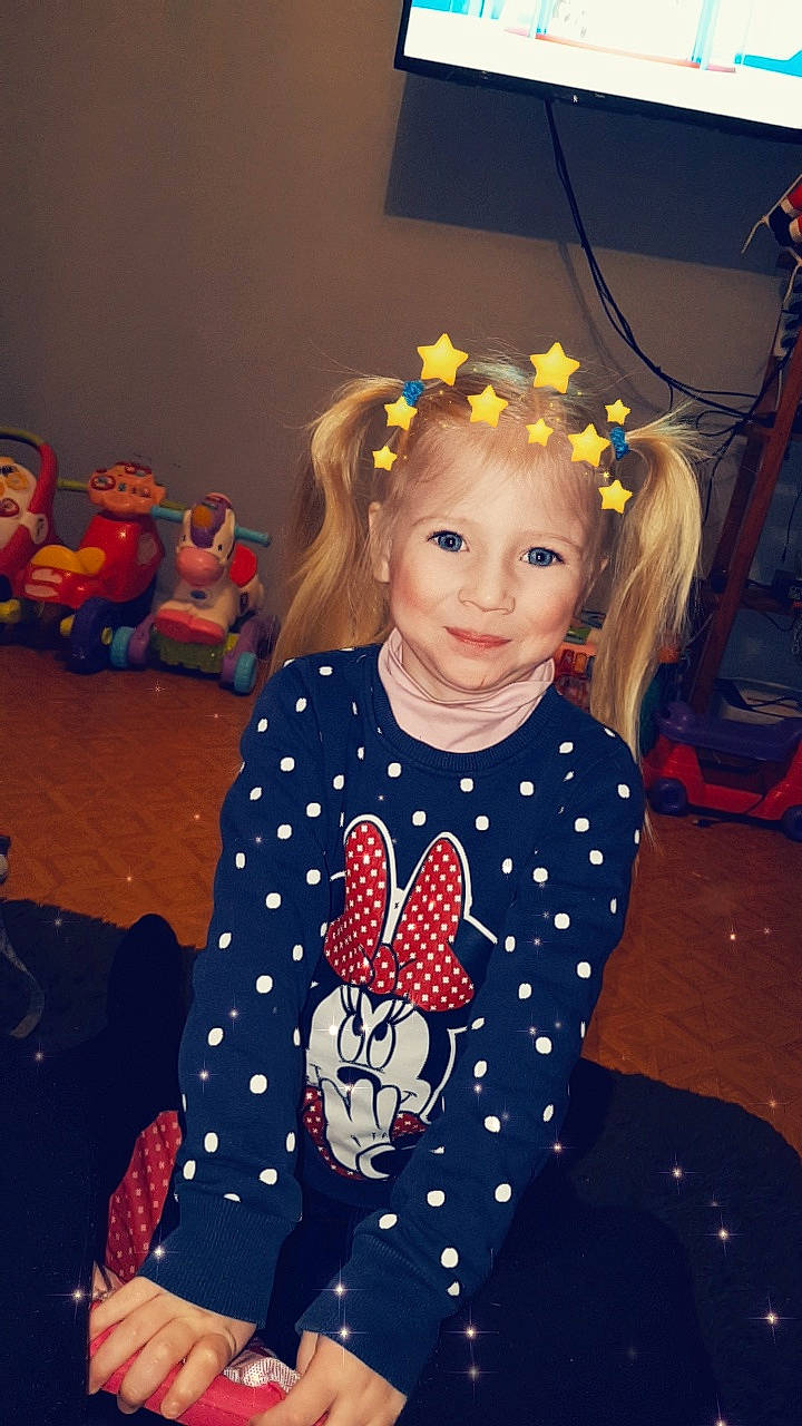 Illiana a rejoint le concours — aidez-le/la à gagner de superbes lots ! child, costume, pattern, person, polka_dot, t_shirt, toddler