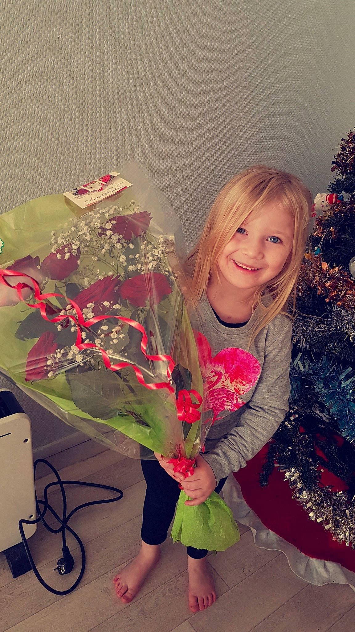 Illiana a rejoint le concours — aidez-le/la à gagner de superbes lots ! blond, child, christmas, day, flower, fun, girl, hair, happiness, holiday, human_hair_color, joy, leg, person, pink, red, sitting, skin, smile, standing