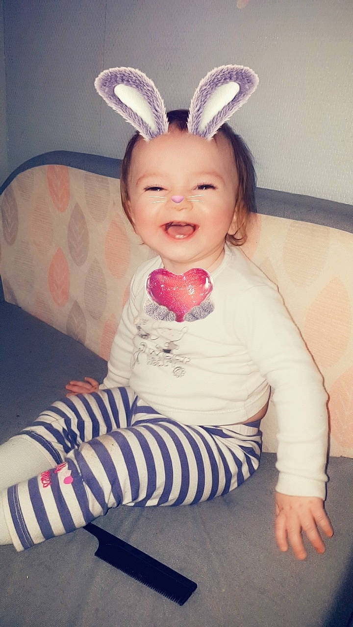 Louane participe au concours pour gagner de l'argent avec cette photo : baby, child, ear, easter_bunny, face, head, human_body, leg, nose, organ, person, pink, rabbit, rabbits_and_hares, skin, smile, toddler, white