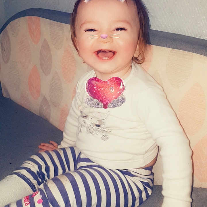 Louane participe au concours pour gagner de l'argent avec cette photo : baby, child, ear, easter_bunny, face, head, human_body, leg, nose, organ, person, pink, rabbit, rabbits_and_hares, skin, smile, toddler, white